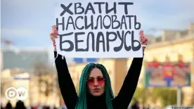  ??  ?? Участница протестов против фальсифика­ции выборов в Беларуси на улице Минска