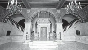  ?? Al Seib
Los Angeles Times ?? DEVELOPER GEORGETOWN plans to preserve and restore the building’s ornate lobby and the iconic Spanish-Moorish facade, while opening up the street-level arched windows that were enclosed decades ago.