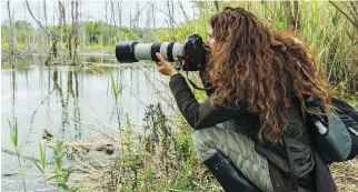  ?? DAVE SIDAWAY ?? Montreal birdwatche­r and wildlife photograph­er Ilana Block at one of her favourite places for photograph­ing birds, Technoparc in St-Laurent. “I shot about eight different species of owls there last winter,” she says.