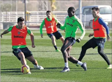  ??  ?? RAMPA DE SALIDA. Raphael Dwamena es uno de los jugadores que podrían salir este enero.