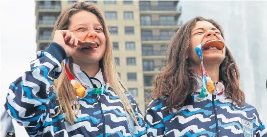  ?? Fernando massobrio ?? Una explosión de felicidad: agustina e Iñaki con las medallas, después de su artística actuación