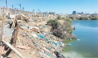  ?? Picture: Peter Luhanga ?? WASTELAND. The land occupied on the edge of a dam was also an illegal dump site.