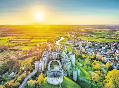  ?? ?? Sunrise brings an autumnal glow to Arundel Castle, which sits high above the River Arun in West Sussex. Cold weather is expected this week