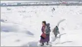  ?? WASEEM ANDRABI/HT ?? ■
People walk on a snow-covered road in Shopian.