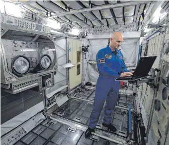  ?? FOTO: DPA ?? Der deutsche Astronaut Alexander Gerst sieht sich als Bindeglied zwischen der Mannschaft der ISS und der Bodenkontr­olle.