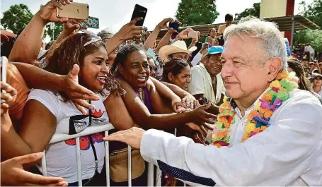  ?? FOTO REUTERS ?? Sabotér. Dne 15. března si AMLO navzdory doporučení resortu zdravotnic­tví na shromážděn­í ve státě Guerrero podával s lidmi ruce, objímal je i líbal.