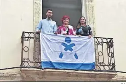  ?? D. A. ?? Los enfermeros cuelgan su bandera estandarte en el balcón del colegio.