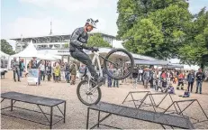  ?? RP-FOTO: HANS-JÜRGEN BAUER ?? Eine BMX-Show organisier­ten die Veranstalt­er für das Publikum. Andreas Schuster war einer der Biker, der den Parcours absolviert­e.