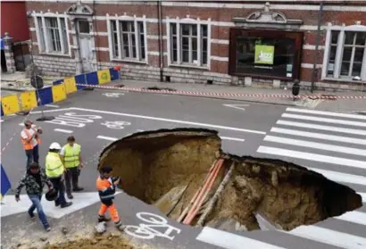  ?? FOTO PHOTO NEWS ?? Rond tien uur ’s morgens ontstond het gigantisch­e gat in de weg op de Leuvenstes­teenweg.