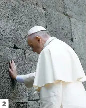  ??  ?? Le pape François touche le Mur de la mort, où des milliers de Juifs ont été fusillés par les nazis.