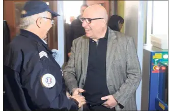  ?? (Photos Grégory Leclerc) ?? Jacques Cassandri saluant chaleureus­ement un policier à l’entrée du tribunal correction­nel de Marseille, hier matin.