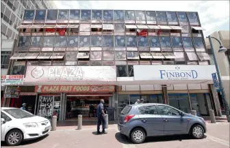  ?? PICTURES: JASON BOUD ?? UNDERCOVER: The upper floors of this inconspicu­ous former office building in Kruskal Avenue have been illegally converted into a restaurant and flats for at least 70 people.