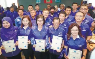  ??  ?? Penang Barisan National new faces showing their appointmen­t letters after being nominated yesterday.