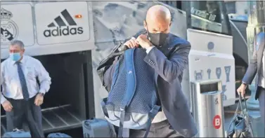  ??  ?? Zidane, en su llegada ayer por la tarde a Bilbao al Hotel NH Collection.