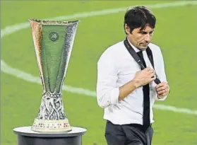  ?? FOTO: AP ?? Antonio Conte, al lado de la Europa League