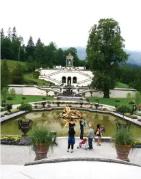  ??  ?? FOCAL POINT. A water feature fronting Linderhof Palace.