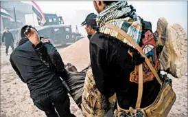  ?? BULENT KILIC/GETTY-AFP ?? Iraqi counterter­rorism members carry an injured comrade during clashes with the Islamic State near Bazwaya on Monday. Iraqi forces took control of the village near Mosul.