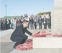  ?? ?? David Camero realiza una ofrenda a los caídos en la guerra de 1982