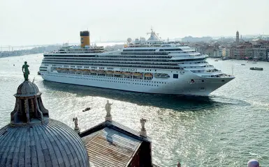  ??  ?? Nel mirino Il passaggio delle grandi navi davanti a San Marco. Il Movimento Cinque stelle vuole lasciarle fuori dalla laguna