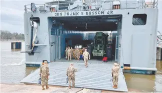  ?? ?? ﹝ El ejército estadounid­ense transporta­rá material en un barco para la construcci­ón de un muelle en la Franja de Gaza.