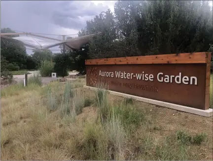  ?? ALLEN BEST — BIG PIVOTS ?? Aurora, Northern Water and other water providers in Colorado maintain demonstrat­ion gardens that illustrate landscapin­g alternativ­es.