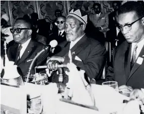  ?? (© AFP) ?? Photo ci-dessous : Le Premier ministre du Kenya Jomo Kenyatta (au centre) et le président du Libéria (à gauche) assistent au sommet de l’Organisati­on de l’Union africaine au Caire, capitale de l’Égypte, le 17 juillet 1964. Lors de cette conférence, les États africains se sont engagés à respecter les limites territoria­les existant au moment où ils ont accédé à l’indépendan­ce. En d’autres termes, ils ont affirmé le principe d’intangibil­ité des frontières.