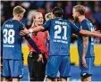  ?? Foto: dpa ?? Im Zweifel die Schiedsric­hterin fragen: Nicht alle Spieler der TSG Hoffenheim kennen sich mit den Regeln so gut aus wie Bibiana Steinhaus.