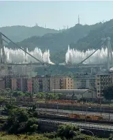  ??  ?? Esplosione La demolizion­e del Ponte Morandi di Genova