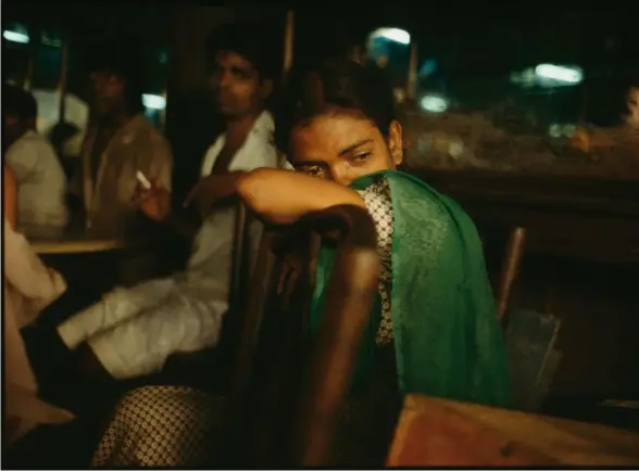  ??  ?? Nepalese girls waiting for customers
(Previous page) Falkland Road, Bombay, India, 1978; from Falkland Road: Prostitute­s of Bombay. Young street prostitute in the Olympia Cafe
(Above) Falkland Road, Bombay, India, 1978; from Falkland Road:...