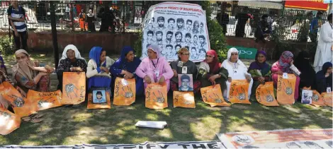  ?? — H. U. NAQASH ?? Kashmiri women whose husbands have “disappeare­d” hold a protest in Srinagar.