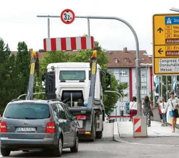  ?? Foto: Alexander Kaya ?? Dieses Foto vom Dienstagna­chmittag zeigt: Auch die neue, deutlich massivere Schranke hält Lastwagenf­ahrer nicht davon ab, die marode Gänstorbrü­cke verbotswid­rig zu überqueren.