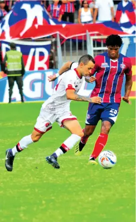  ?? FOTO ?? Intenso fue el juego en Santa Marta. Al final, el equipo visitante se quedó con la victoria en los primeros 90 minutos.