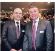  ??  ?? Martin Kirchner-Anzinger (Flughafen, l.) und Stefan Fischer (DRK)