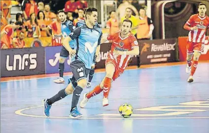  ?? FOTO: LNFS ?? Bebe, jugador de Movistar Inter, conduce el balón ante Fernández, de Jimbee Cartagena, durante el partido disputado ayer