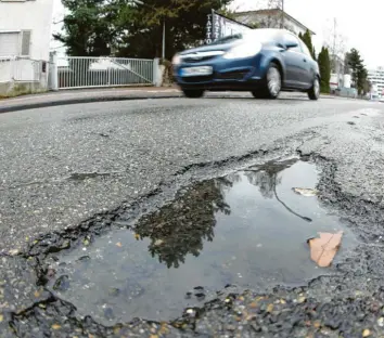  ??  ?? Früher wurden Grundstück­seigentüme­r zur Kasse gebeten, wenn marode Straßen ausgebaut wurden. Dann wurden diese Stra‰ ßenausbaub­eiträge abgeschaff­t. Doch nun geht es um Härtefälle – und der Ärger geht immer weiter. Symbolfoto: Alexander Kaya