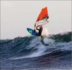  ?? FOTO: ALLE SURFEFOTO: CHARMAN ?? Martinius Charman (15) i et luftig svev over perfekte bølger på lørdag.