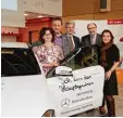  ?? Foto: Bunter Kreis ?? Die A Klasse ging an das Ehepaar Lydia und Anton Schmaus (links). Mit ihnen freuten sich (von links) Richard Fank, Kreisspark­asse, Horst Erhardt, Bunter Kreis, und Bettina Plangger, Mercedes Benz Augsburg.