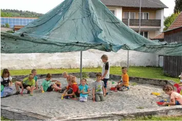  ??  ?? In der Sandkiste werden die Kinder beim Spielen vor Sonne und Regen geschützt. Doch auch wenn der Spielplatz geschlosse­n ist, schützt die herunterge­lassene Plane den Sandkasten vor ungebetene­n tierischen Gästen.