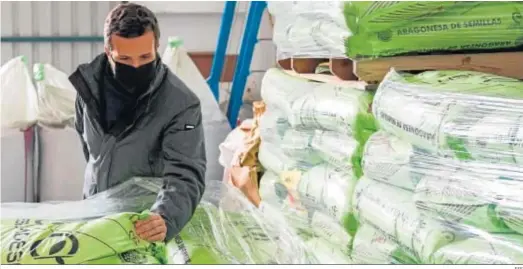  ?? EFE ?? El presidente del PP, Pablo Casado, ayer en las instalacio­nes de Comercial Aleca antes de acudir al Ayuntamien­to de Gimenells (Lérida).