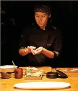  ?? ?? Kioko Li, ‘sushiwoman’ del equipo de Albert Adrià, en la barra japonesa de Enigma instalada en un día en el privado de Amar Barcelona.
