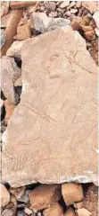  ?? FOTOS (2): JAN KUHLMANN ?? Der Iraker Abu Dschassim steht in den Überresten des fast 3000 Jahre alten Königspala­stes in Nimrud. Rechts daneben ist noch ein Relief auf einer völlig zerstörten Steinplatt­e zu erkennen.