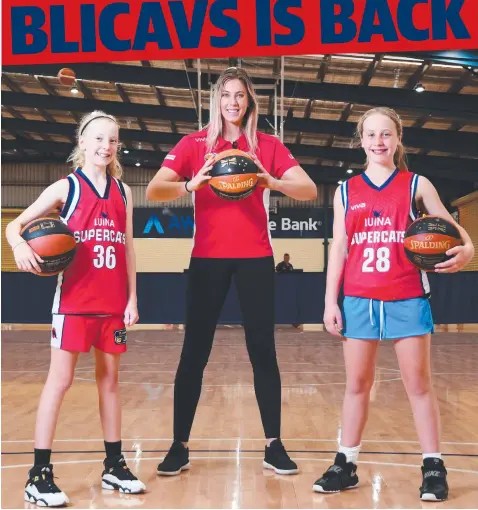  ?? Pictures: STEPHEN HARMAN ?? TALL STORY: Returning Geelong Supercats star Sara Blicavs with club juniors Erin Castle and April Brown.