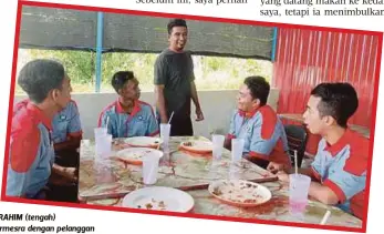  ??  ?? IBRAHIM (tengah) bermesra dengan pelanggan yang hadir di kedai makannya.