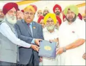  ??  ?? ▪CM Capt Amarinder Singh with Punjabi writer Surjit Patar (left) during the launch of the book on Tuesday. HT PHOTO