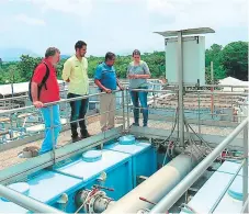  ??  ?? Representa­ntes de la Agencia Española de Cooperació­n Internacio­nal recorriero­n la planta potabiliza­dora de Choluteca.