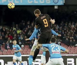  ??  ?? Prodezza Dzeko di testa realizza il secondo dei quattro gol della Roma ieri sera al Napoli