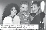  ??  ?? Amanda Miguel, Diego Verdaguer y Ana Victoria cantan “Happy Xmas (War is over)”.