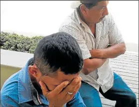  ??  ?? Familiares no salían de su dolor por la misteriosa muerte del campesino.