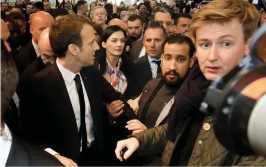  ?? © reuters ?? Alexandre Benalla (midden) bleef tijdens zijn ‘schorsing’ gewoon actief als beveiliger van Emmanuel Macron.