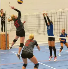  ?? Archivfoto: Beate Rappel ?? Könnten künftig eine Liga höher aufeinande­rtreffen: Die Volleyball­erinnen des TSV Aichach (graue Trikots) und des TSV Inchenhofe­n.